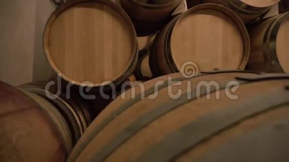 一排排橡木桶装酒窖视频的预览图