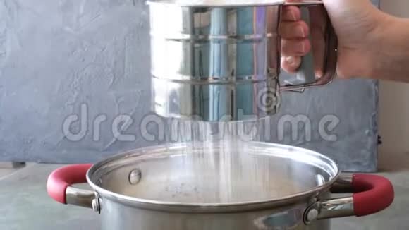 女性手通过筛子筛面粉用来烘烤视频的预览图
