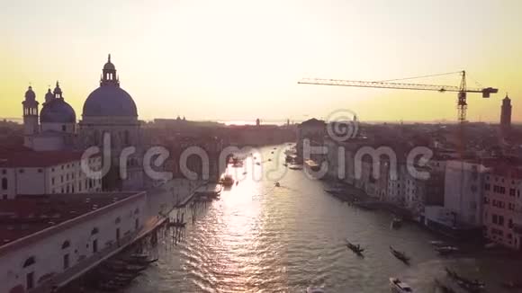 全景鸟瞰威尼斯屋顶日落时的大海威尼托意大利视频的预览图