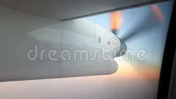 从乘客窗口看飞机的螺旋桨视频的预览图
