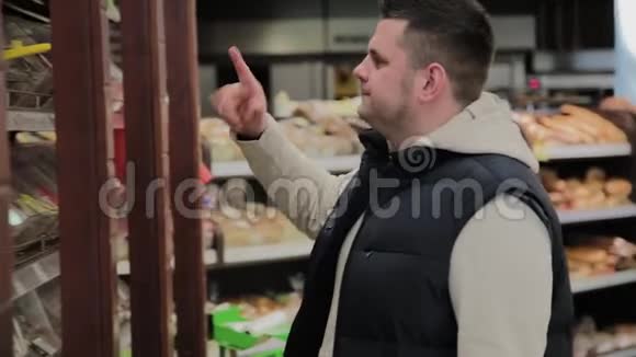 超市里的胖子自己挑选糖果视频的预览图