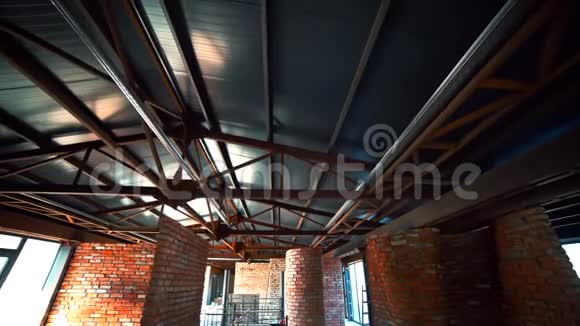 摄像机沿着现代阁楼的建筑工地移动金属梁和红砖墙创意概念视频的预览图