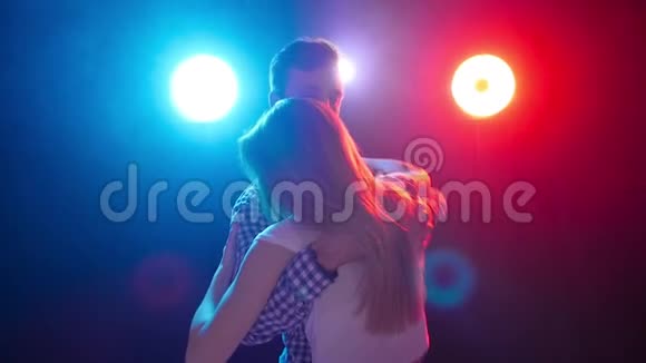 舞蹈和人际关系的概念年轻漂亮的一对跳舞性感的舞蹈颜色轻盈视频的预览图