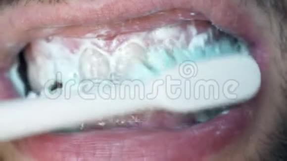 男人张开嘴早上刷牙特写白人用牙刷刷牙口腔卫生视频的预览图