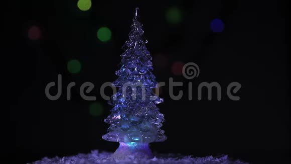 圣诞节的冷杉树在明亮美丽和五彩缤纷的火焰的背景下旋转视频的预览图
