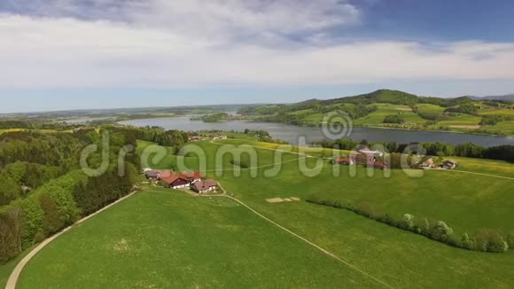 奥地利萨尔茨堡特鲁默湖地区的空中景观视频的预览图