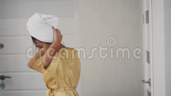 穿着睡衣的年轻女子头上戴着毛巾离开浴室就直接走了家庭气氛视频的预览图