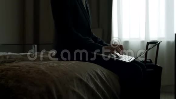 在一家现代化的4k酒店中中年白人女商人在笔记本电脑上工作视频的预览图
