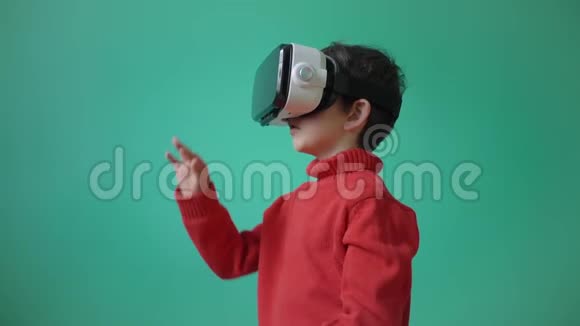 使用虚拟现实眼镜的小孩视频的预览图