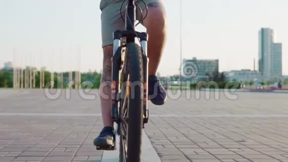骑自行车的人视频的预览图