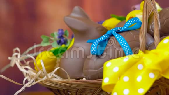 快乐的复活节篮子巧克力蛋和兔子在大篮子娃娃视频的预览图