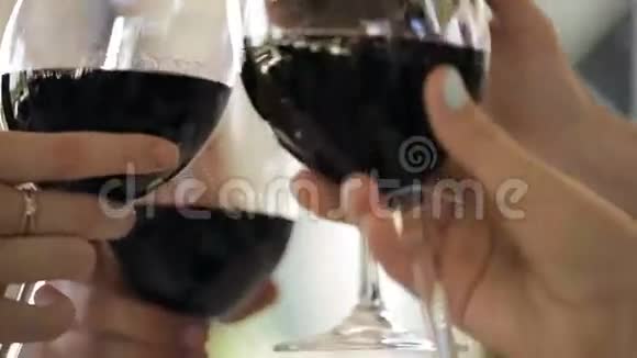 用红酒和烤面包夹着酒杯视频的预览图