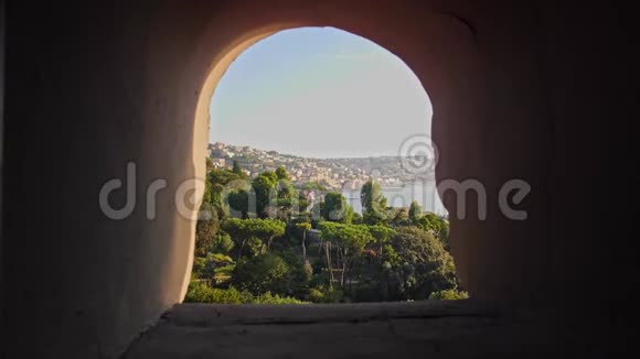 从城堡窗户可以看到那不勒斯的美景视频的预览图