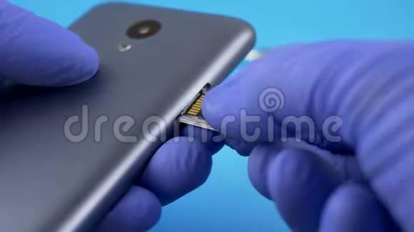 蓝手套技师在格力手机上安装微型SD卡视频的预览图