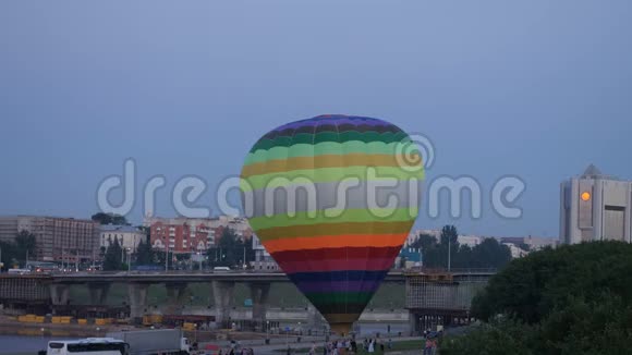 城市里五颜六色的气球视频的预览图