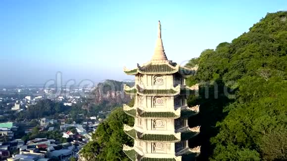 按城市分列的宝塔在山地绿树间的空中缩放视频的预览图