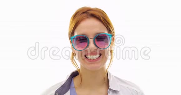美丽快乐有趣的年轻红发酷成人女人微笑和使用太阳镜个人行动视频人物视频的预览图