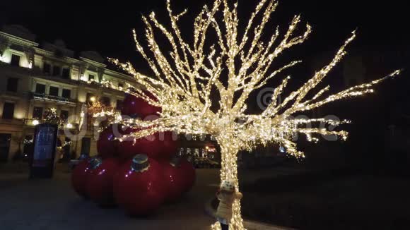 罗马尼亚布加勒斯特市中心圣诞节装饰视频的预览图