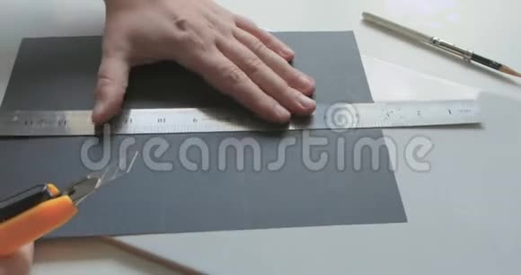 男性用铅笔和金属尺在纸上画一幅画视频的预览图