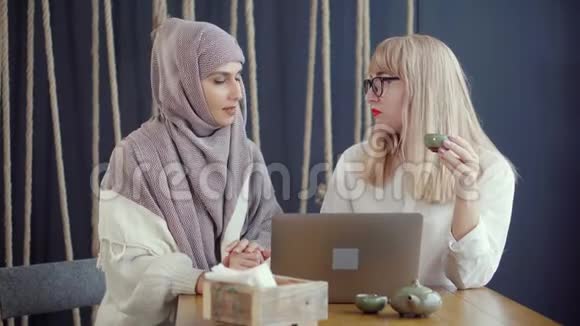 两个女人在咖啡馆的桌子上聊天视频的预览图