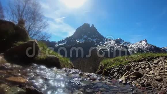 法国比利牛斯山脉瀑布阿尤斯湖徒步旅行视频的预览图