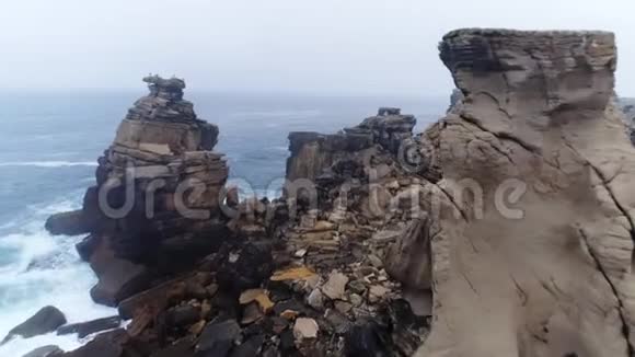 葡萄牙大西洋沿岸不寻常的自然柱视频的预览图
