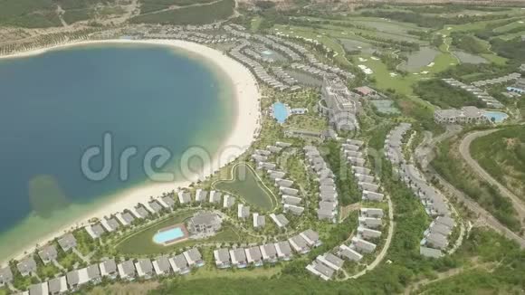 从海景海湾上的豪华旅游酒店别墅俯瞰海景海滨无人机度假酒店的美丽景观视频的预览图