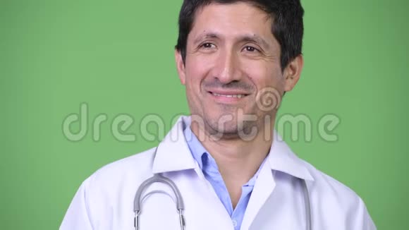 接近西班牙男子医生微笑着思考视频的预览图