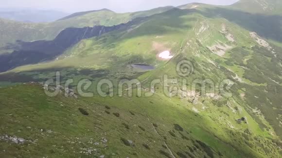 鸟s眼观高地湖奈萨莫维特和山景喀尔巴阡山脉视频的预览图