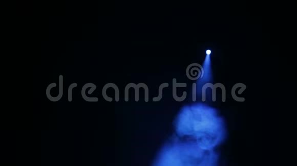 将一束光线从轮廓投影仪引导到舞台上从底部到顶部的烟雾机过渡f视频的预览图