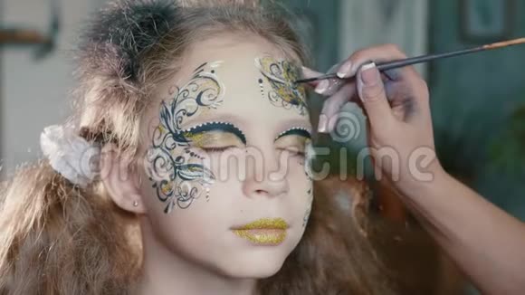 化妆师让女孩面对艺术视频的预览图