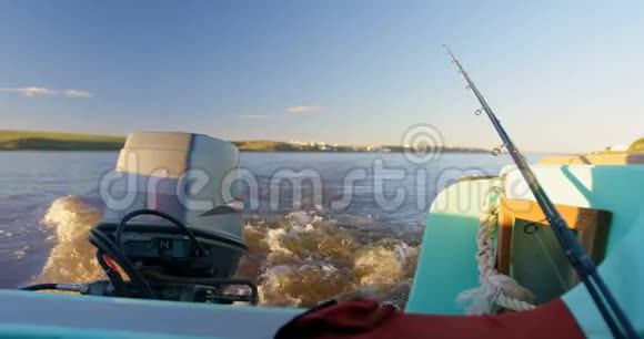 日落4k河上的摩托艇视频的预览图