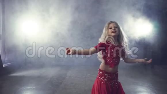 年轻女孩跳土耳其肚皮舞视频的预览图