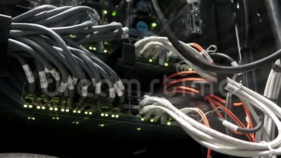 网络服务器上的灯和连接具有闪烁LED灯的工作数据服务器开关RG45视频的预览图