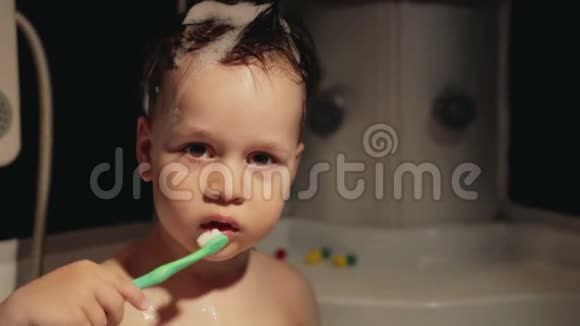 3岁的小男孩洗澡时刷牙后大笑视频的预览图