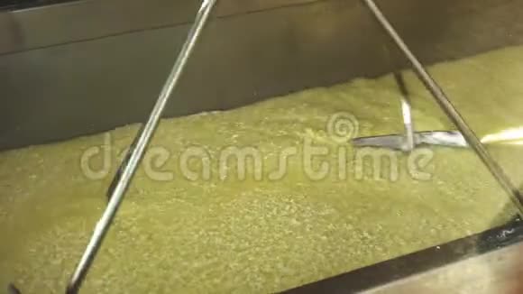机器在工厂里把奶酪凝乳和乳清分离开来视频的预览图