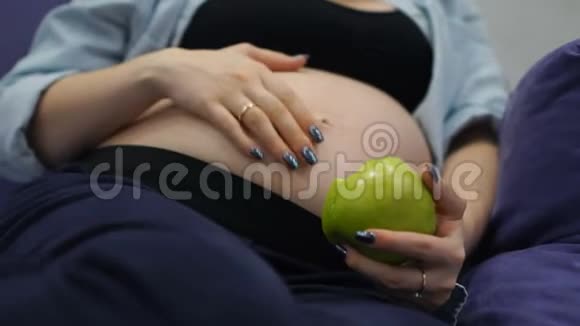 健康的孕妇吃富含维生素的苹果视频的预览图