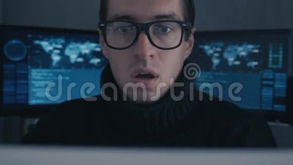 戴眼镜的IT专业程序员在计算机上工作过度他感到头痛视频的预览图