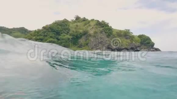 热带岛屿和蓝色海水线景观碧海岛和泼绿松石水水下射击视频的预览图