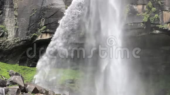 岩洞上的瀑布视频的预览图