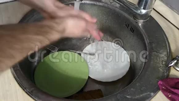 卫生洗手在家里用自来水清洗武器视频的预览图