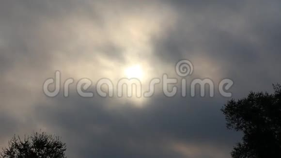 穿过太阳的风暴云视频的预览图