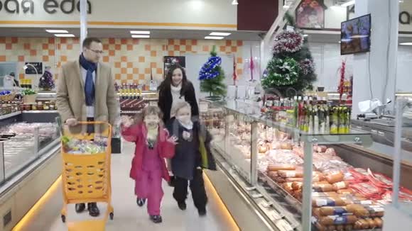 一家四口微笑着一起购物慢动作视频的预览图
