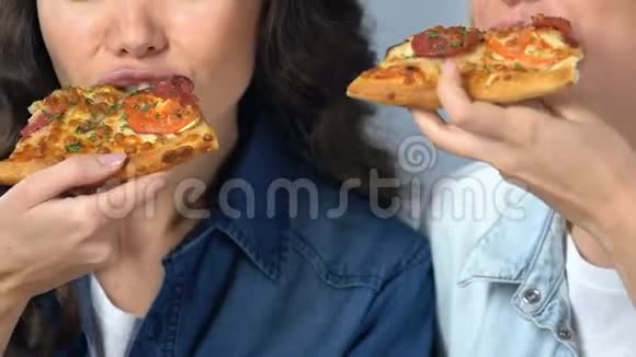 多种族女孩喜欢吃美味的披萨不健康的饮食卡路里视频的预览图