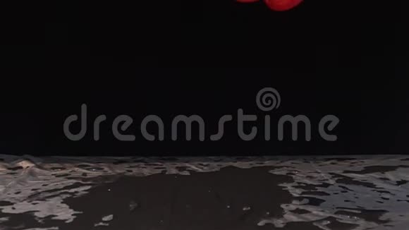 三个红苹果落在黑暗的地板上视频的预览图