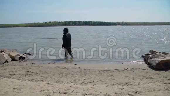 河岸上拿着鱼竿的老人视频的预览图
