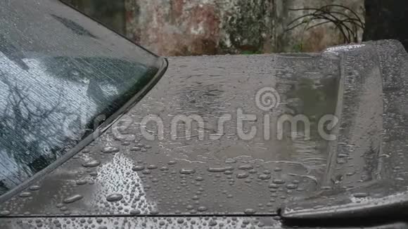 下雨时汽车后部的特写视频的预览图