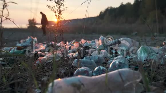 塑料废料污染海洋海岸肮脏的海滨塑料瓶袋子和其他垃圾在沙子上视频的预览图