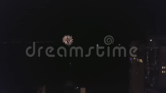 城市夜间烟火的空中景观视频的预览图
