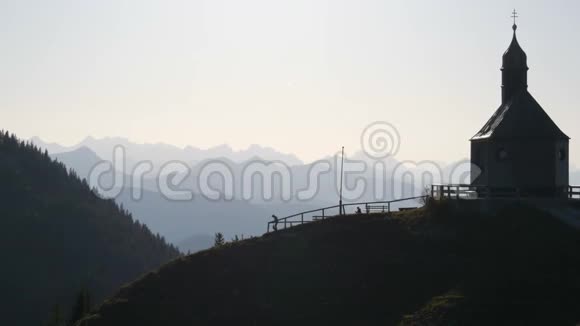 德国Tegernsee2019年10月23日巴伐利亚阿尔卑斯山美丽的风景如画的斜坡上的老教堂视频的预览图